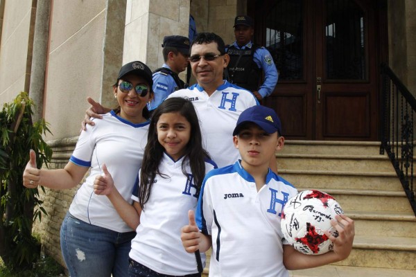 La familia que viajó 10 horas para ver el encuentro Honduras-Australia