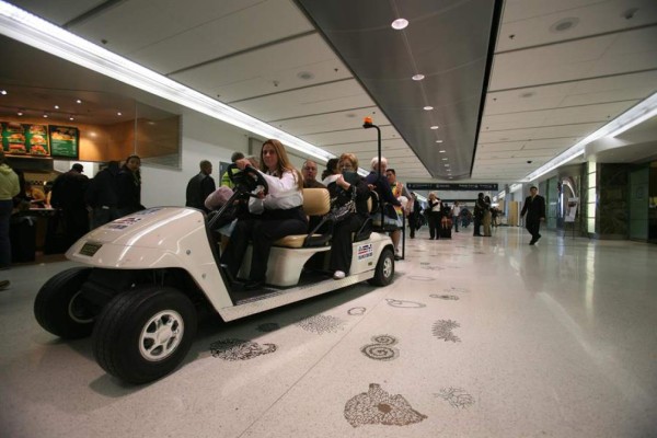 Un policía que golpeó a una mujer en el aeropuerto de Miami será despedido  