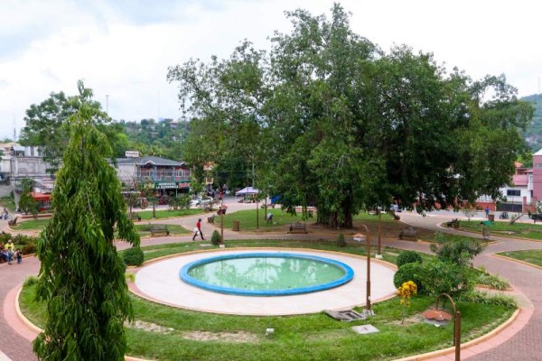 Parque Central Rogelio Carbajal. Es hermoso y muy pintoresco. Los santarritenses disfrutan su estancia en el lugar porque está cubierto de muchos árboles que brindan agradable frescura.