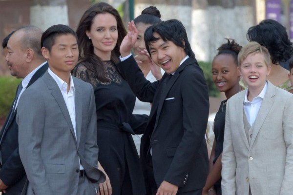 Angelina Jolie reaparece públicamente junto a sus hijos