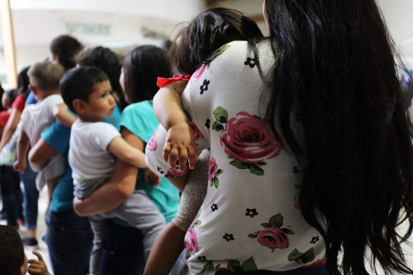 Centroamericanos separados de sus hijos en EEUU regresan deportados a sus países