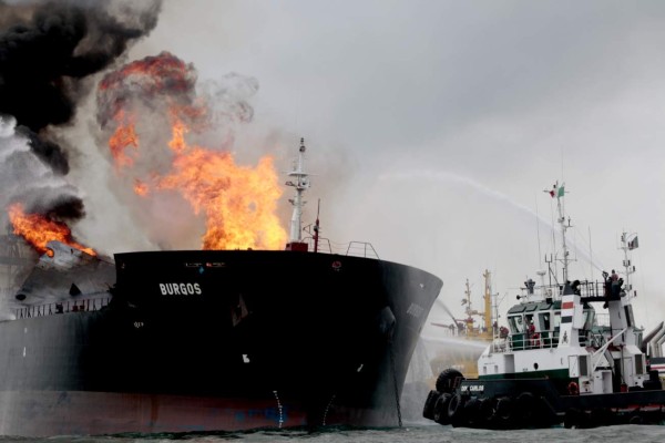 Buque de Pemex con miles de barriles de hidrocarburos se incendia en Golfo de México