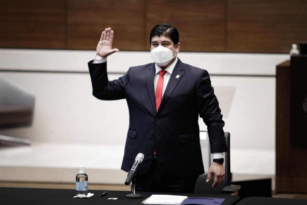 Presidente de Costa Rica declara por espionaje ante el Congreso