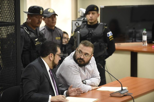 Javier Duarte, former governor of the Mexican state of Veracruz, accused of graft and involvement in organized crime, listens to his lawyer as he appears in court for a hearing to decide on his extradition, at the Supreme Court in Guatemala City on June 27, 2017.Duarte, suspected of embezzling hundreds of millions of dollars, was arrested on April 15 in Guatemala after six months on the run with Mexico filing its extradition request later that night. / AFP PHOTO / Johan ORDONEZ