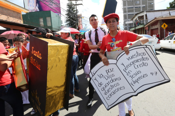 Proclaman una nueva Honduras en desfile por el Día de la Biblia