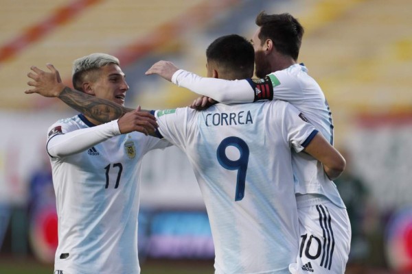 Argentina's Joaquin Correa (C) celebrates with teammates Lionel Messi (R) and Nicolas Dominguez after scoring against Bolivia during their 2022 FIFA World Cup South American qualifier football match at the Hernando Siles Stadium in La Paz on October 13, 2020, amid the COVID-19 novel coronavirus pandemic. (Photo by Juan KARITA / POOL / AFP)