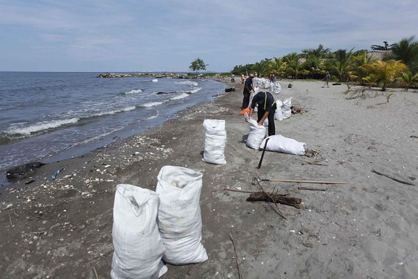 Se agudiza problema de basura en playas de Cortés