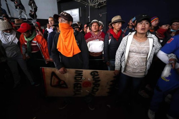 Manifestantes indígenas retienen a policías en la Casa de la Cultura en Quito  