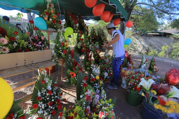 AME3198. TEGUCIGALPA (HONDURAS), 14/02/2019.- Una persona vende arreglos florales este jueves con motivo de la festividad de San Valentín, en Tegucigalpa (Honduras). EFE/Gustavo Amador