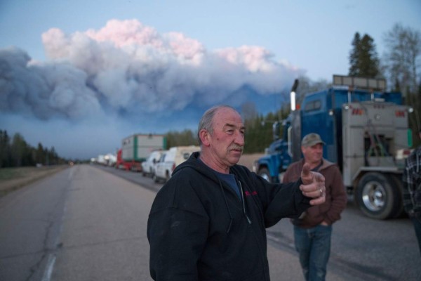 Continúa evacuación de miles de personas en Alberta