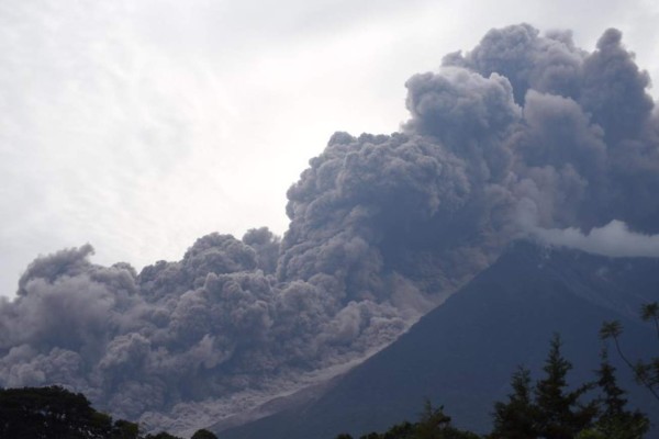 Volcán de Fuego entra en erupción en Guatemala