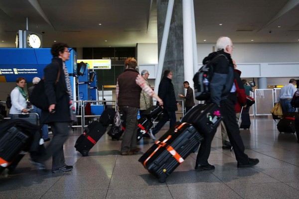 Aeropuerto de Nueva York inicia refuerzo de control de pasajeros por ébola