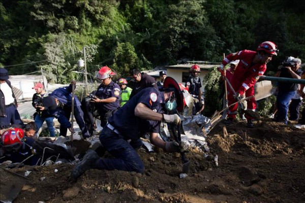 Al menos cinco muertos por deslave en Guatemala   