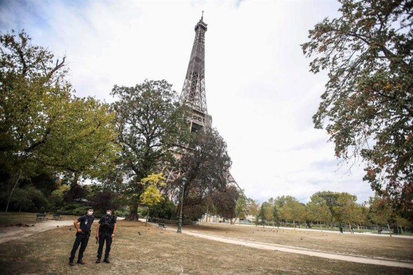 Evacuan la Torre Eiffel por amenaza de bomba
