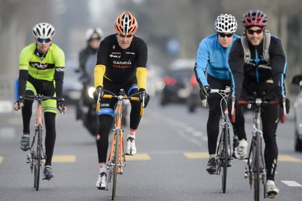 John Kerry se rompe una pierna en accidente de bicicleta