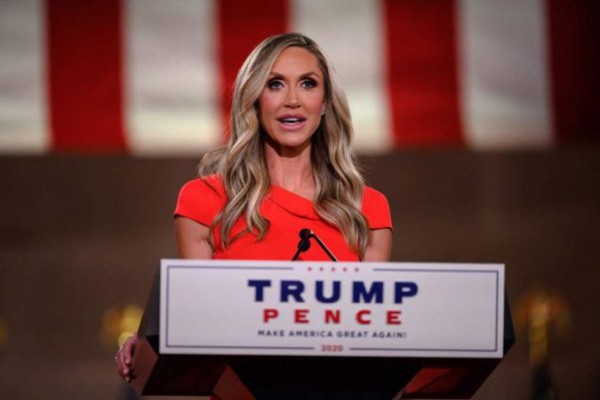 Lara Trump defiende al presidente de EEUU tras el 'enciérrenla' en un mitin