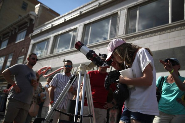 Furor en Estados Unidos por el espectáculo del eclipse solar