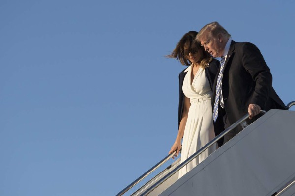 Melania Trump rompe protocolo tras revelación de infidelidad de su marido