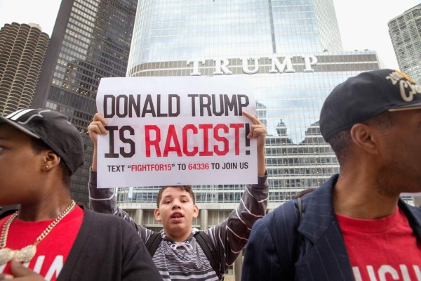 Protestan contra Trump en el Día de la Hispanidad en EUA