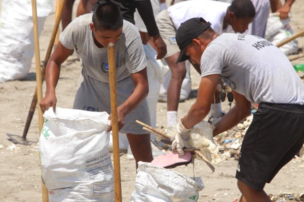 Más de 600 toneladas de basura recogen en playas de Omoa