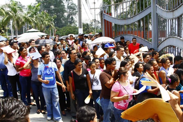 El drama por conseguir un empleo en Honduras