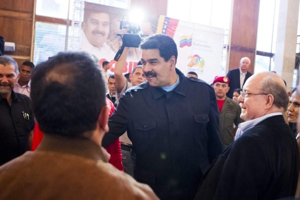 Presidente Maduro promete pagar deuda a importadores