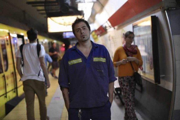 El argentino que escribe novelas mientras limpia el metro
