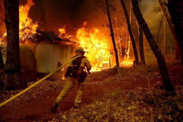 Pronóstico de lluvia en California alivia a bomberos que luchan contra incendios