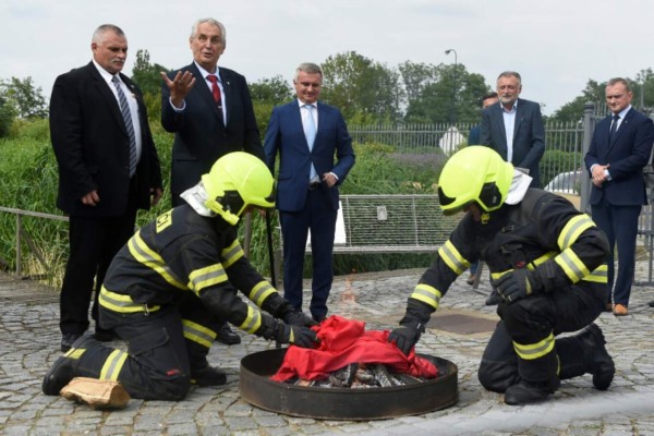 Presidente checo hace quemar gran calzón