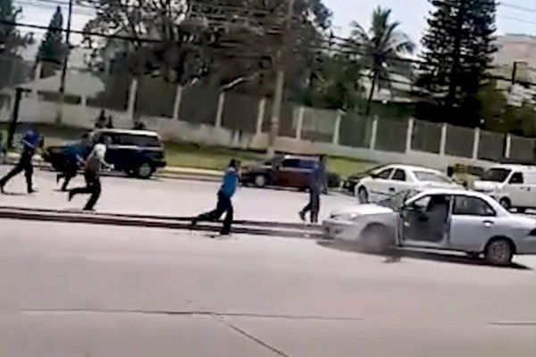 Video: Conductor desesperado choca contra taxi en paro de transporte
