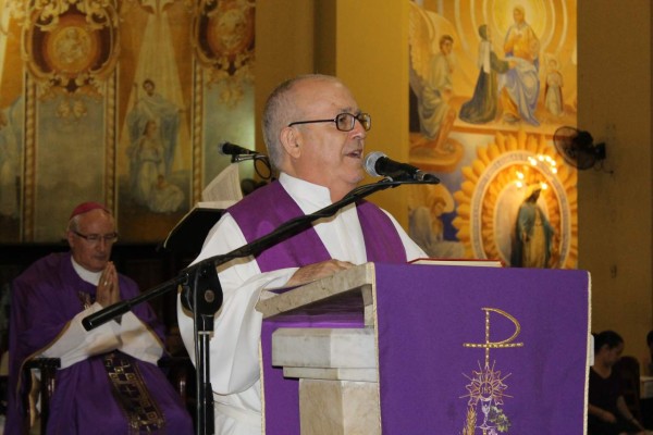 La feligresía católica se ha unido en oraciones por la salud del padre Saturnino Senis