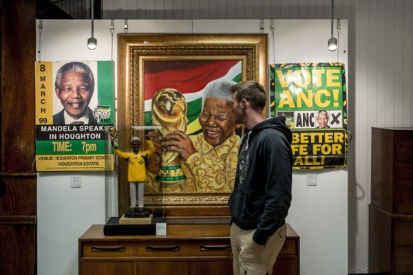 Subastan souvenirs y documentos firmados por Nelson Mandela