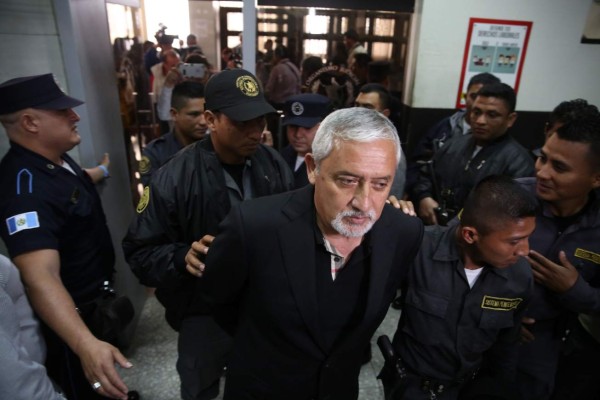 Hospitalizan a expresidente de Guatemala encarcelado