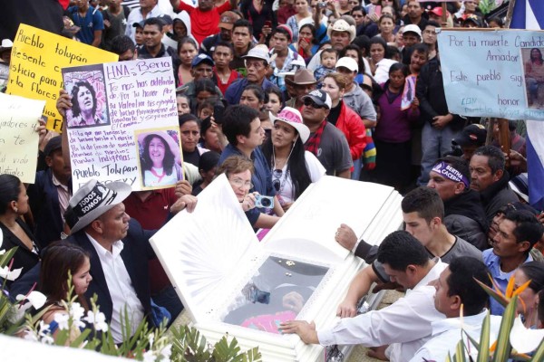 Multitudinaria despedida para Berta Cáceres