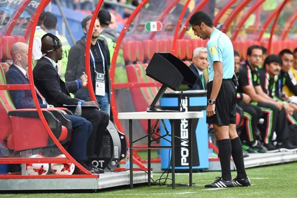 The assistant referee check the video playback during the 2017 Confederations Cup group A football match between Mexico and Russia at the Kazan Arena Stadium in Kazan on June 24, 2017. / AFP PHOTO / FRANCK FIFE