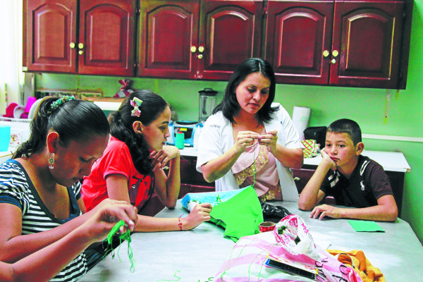 Caramelo y Chispita dan terapia de risas a los niños de la Teletón