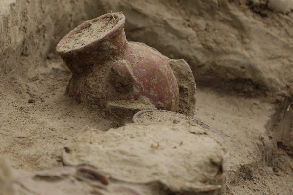 Vista de las vasijas prehispánicas que fueron halladas este 17 de julio de 2017, por arqueólogos en la colonia Quezaltepeque, en el departamento de Santa Tecla (suroeste) de El Salvador. EFE