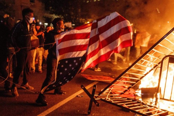 Sigue la violencia en las calles de EEUU y Trump se refugia en búnker