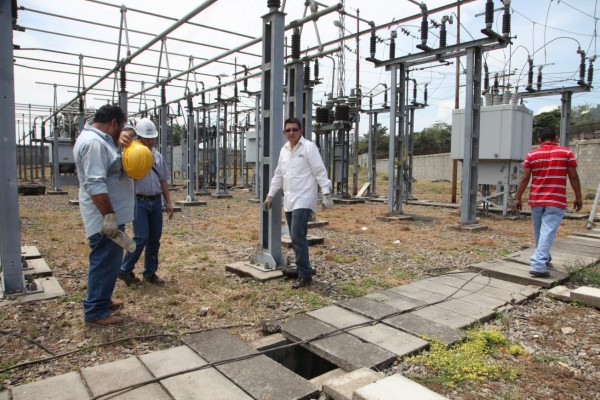Explosión de interruptor de alta tensión deja sin energía a 4 municipios