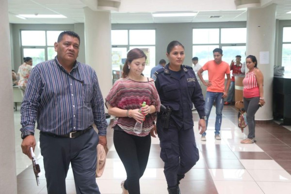 Inician audiencia a hondureña acusada de matar a su esposo