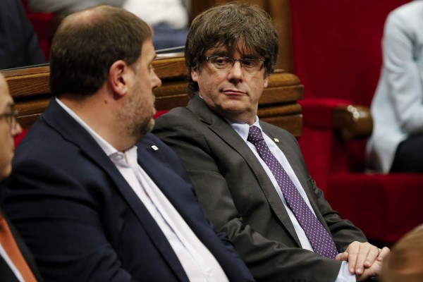 Fiscalía acusa a gobierno catalán de varios delitos por referéndum