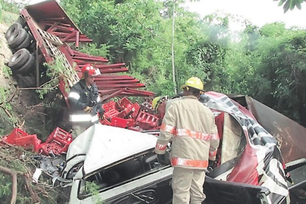 Honduras: Tres muertos en accidente vial en la Cuesta de la Virgen