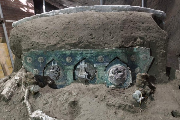 Descubren antiguo carruaje de ceremonias cerca de Pompeya en Italia