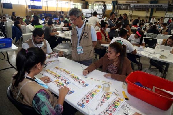 Más de mil actas contadas en el primer día del escrutinio especial