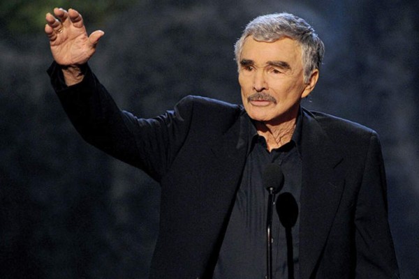 Burt Reynolds, sobre el VIH de Charlie Sheen: 'Se lo merece'