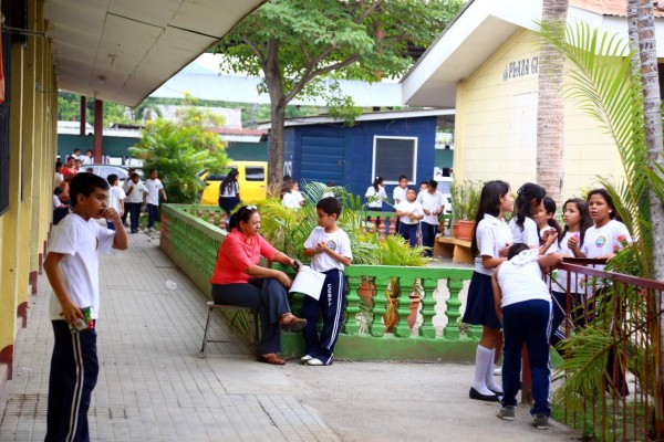Anuncian nombramiento de docentes para escuelas de Cortés en mayo