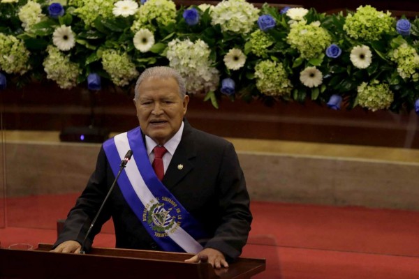 El presidente de El Salvador declara a la capital 'libre de analfabetismo'
