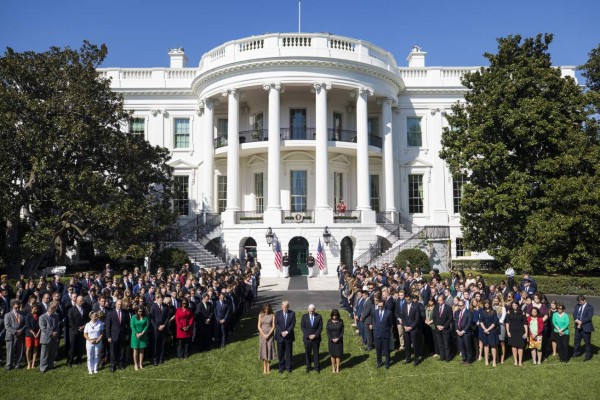 JJL01. WASHINGTON (EE.UU.), 02/10/2017.- El Presidente de los Estados Unidos, Donald J. Trump (c-i), la Primera Dama estadounidense, Melania Trump (i), el Vicepresidente de EE.UU., Mike Pence (c-d), y su esposa Karen Pence (d), acompañados por personal de la Casa Blanca, guardan un minuto de silencio en honor a las víctimas del tiroteo masivo en Las Vegas, hoy, lunes 2 de octubre de 2017, en el pórtico sur de la Casa Blanca en Washington, DC, (EE.UU.). Trump condenó hoy como 'un acto de pura maldad' el tiroteo ocurrido anoche en Las Vegas, donde al menos 58 personas murieron y 515 resultaron heridas, y anunció que el miércoles visitará esa ciudad para reunirse con los familiares de las víctimas y los policías. 'Estamos unidos hoy en nuestra tristeza, conmoción y luto' por el tiroteo, dijo Trump en una declaración a la prensa desde la Casa Blanca. EFE/JIM LO SCALZO