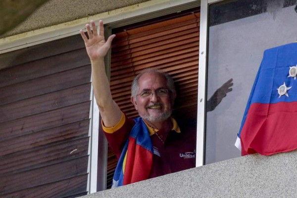 Alcalde de Caracas aparece en Colombia tras huir de arresto domiciliario