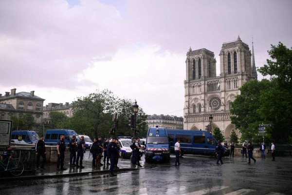 Tiroteo en París: Policía hirió a un atacante frente a Catedral Notre-Dame